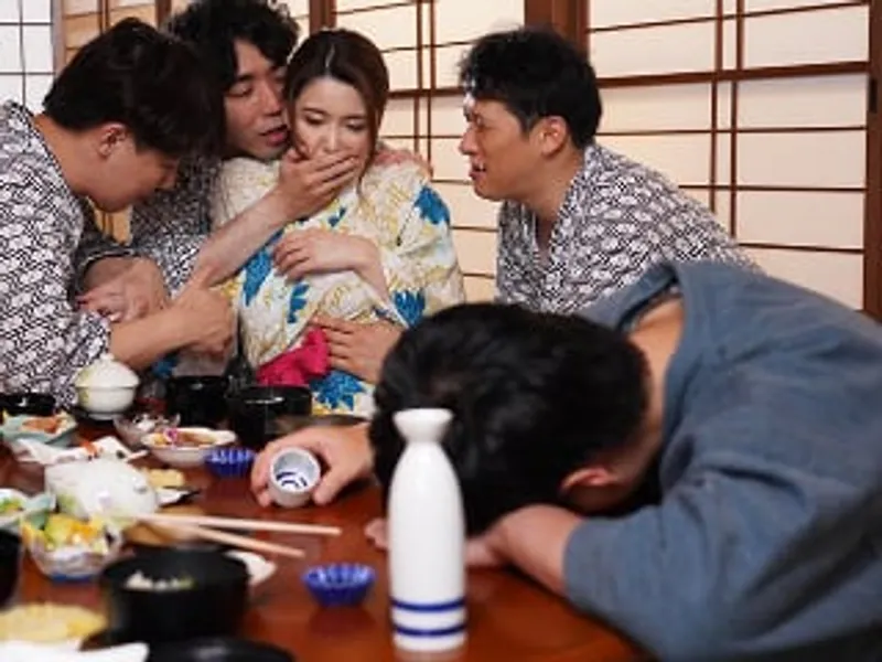 đưa cô vợ đi suối nước nóng, ông xã không biết cô vợ bị người khác phang sấp mặt