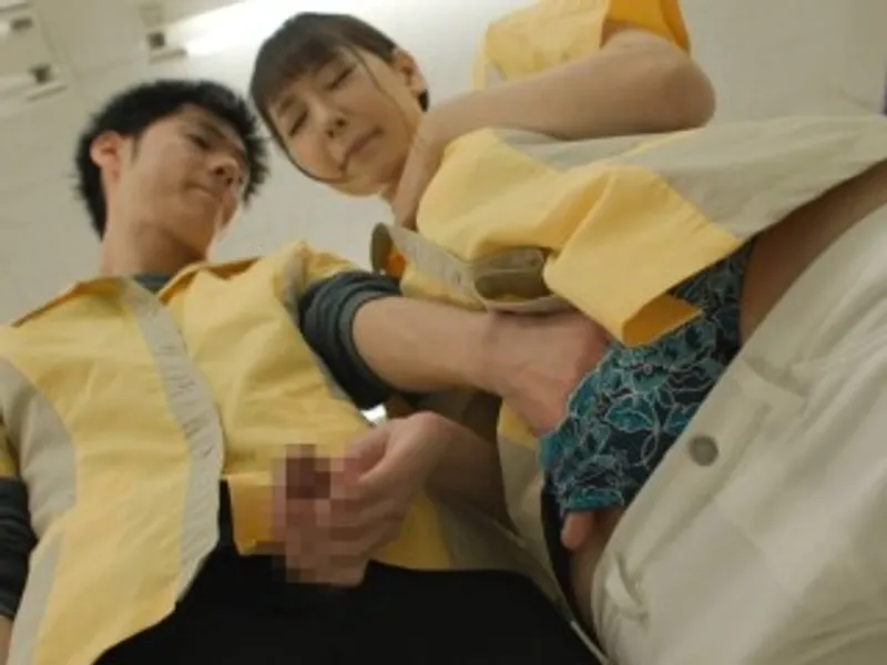 điên cuồng nắc cô đồng nghiệp dâm dục trong siêu thị mini