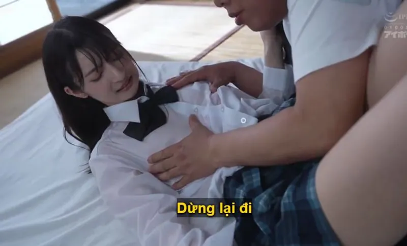 Bố dượng không còn kiềm được trước búp bê trong bộ đồng phục bị ướt mưa